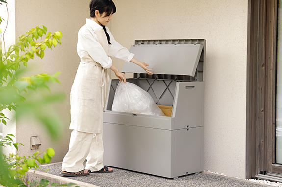 収集日までのゴミをひとまとめ。宅配ボックスとしても使える『SOLOW